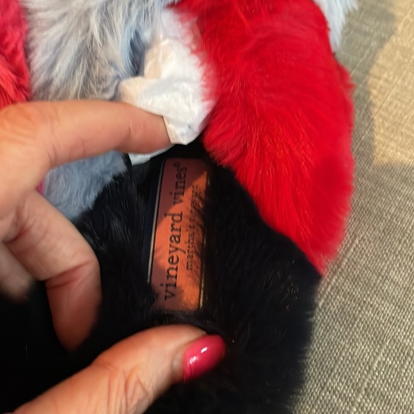 NIB 🐳 Vineyard Vines 🐳 Girls Faux Fur Slippers Size 1 🐳 - Picture 3 of 6